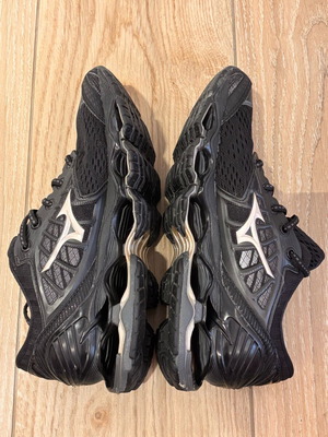 Mizuno Wave Prophecy 9 sneakers size 38.5, black and gold