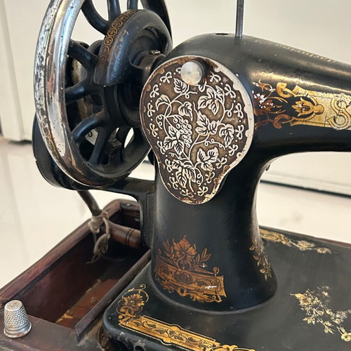 Antique Singer sewing machine used with cover, 1912
