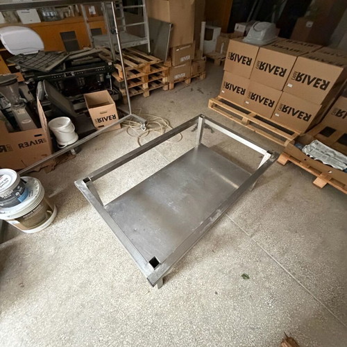 Stainless steel sinks, lantsa, table and baking tray racks used