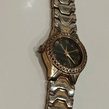 Wristwatches women's like new, pack of 3, gold and silver colors