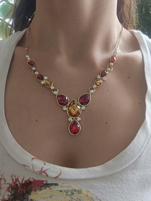 Necklace with semiprecious stones like new, red and gold
