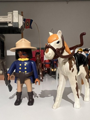 Playmobil knights and northern scout figures with horses, like new