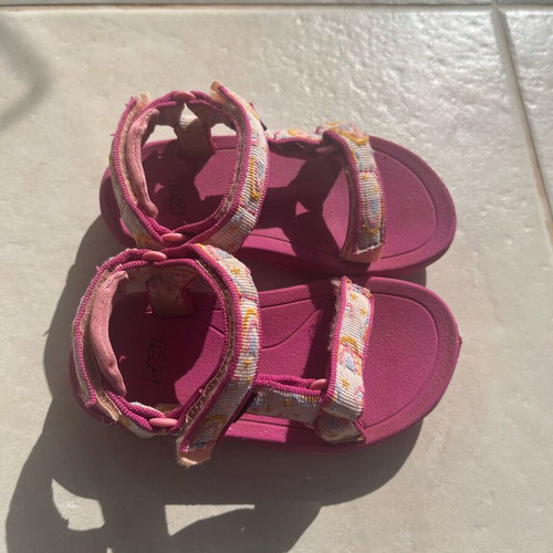 Teva kids sandals used size 22/23 pink rainbow