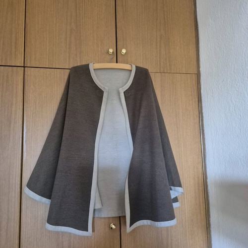 Short cape like new, beige and brown