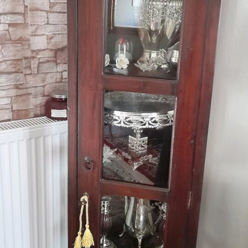 Antique showcase like new with mahogany wood finish