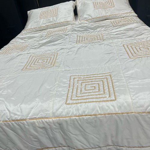 Comforter set like new with sequins, gold color, silk 238x240