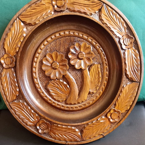 Large Handmade Wood-Carved Wall Plate, mint condition, vintage folk art