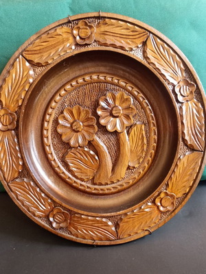 Large Handmade Wood-Carved Wall Plate, mint condition, vintage folk art
