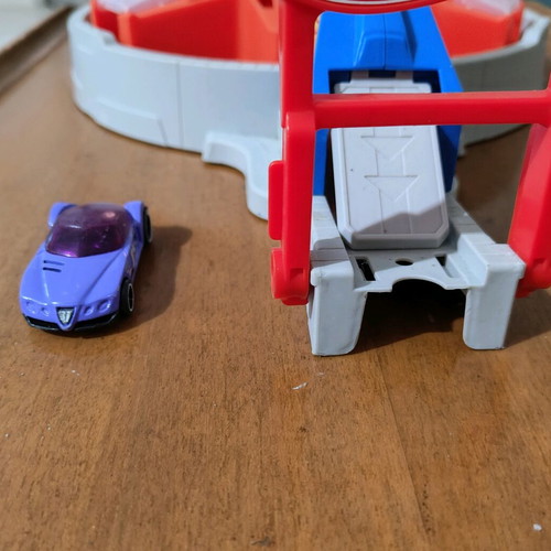 Hot Wheels Fast Blast Car Park set like new with authentic car