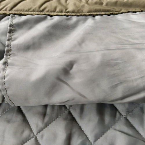 Men's jacket in olive color medium like new with diamond pattern and light lining
