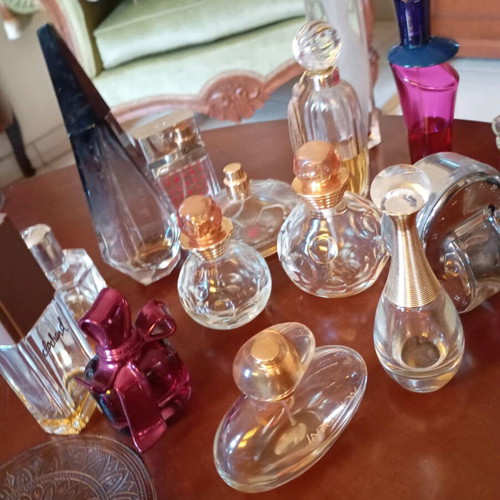 Set of 48 women's perfume bottles, empty and partially filled