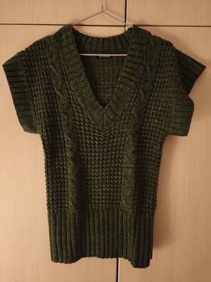 Atmosphere V-neck knitted short-sleeve blouse like new, dark green, acrylic