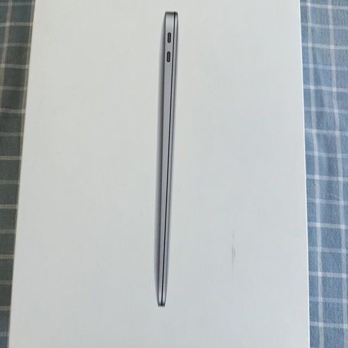 Apple MacBook Air M1 2020 13" 8GB RAM 256GB SSD like new