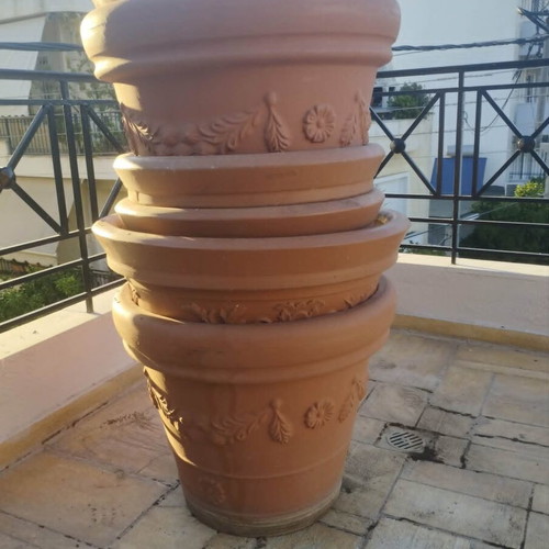 Plastic flowerpots with design, like new, set of 5