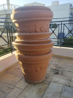 Plastic flowerpots with design, like new, set of 5