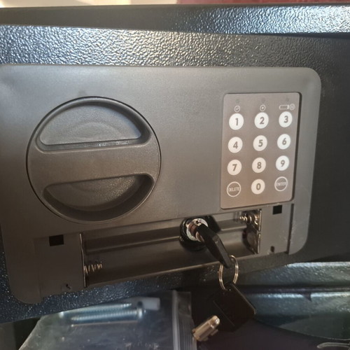 Safe unused, excellent condition, dimensions H20 W31 D20 cm
