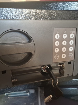 Safe unused, excellent condition, dimensions H20 W31 D20 cm
