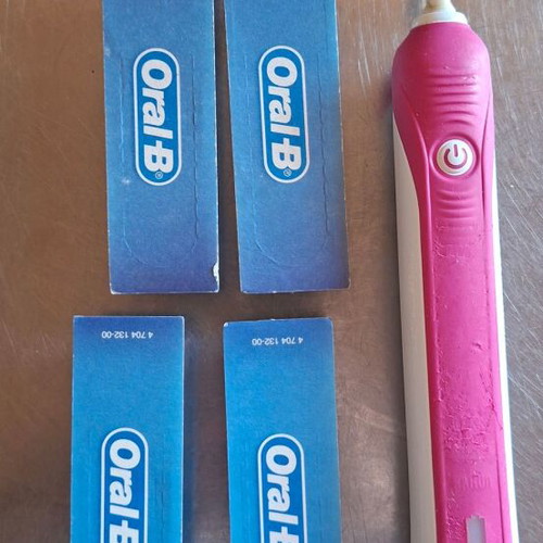 Oral-B Pro 750 3D White ηλεκτρική οδοντόβουρτσα μεταχειρισμένη με 4 ανταλλακτικά