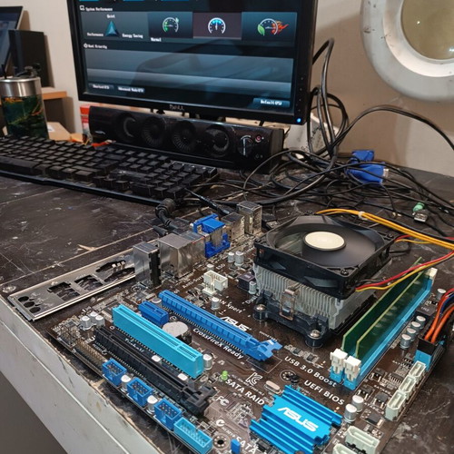 ASUS F2A85-M LE motherboard with AMD A10-5800K CPU and 8GB DDR3 RAM used