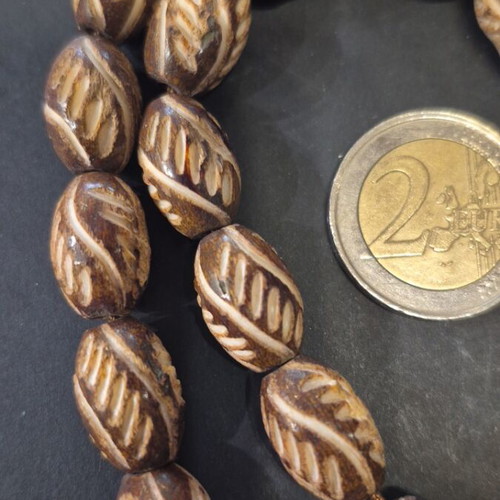 Komboloi carved bone, new, 23 beads 11×16mm