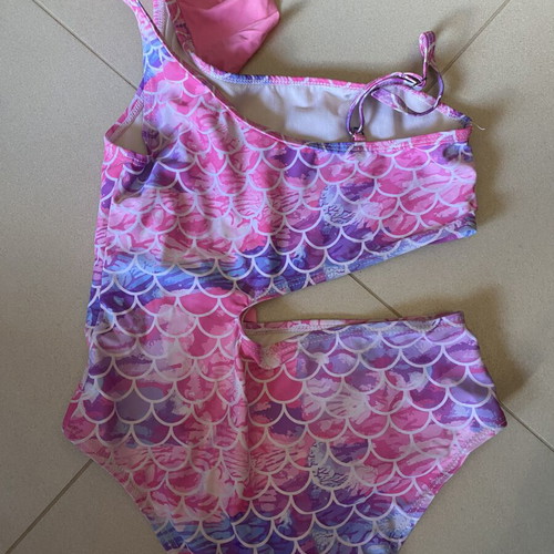 Girls' swimsuits like new, pack of 4, ages 7-9
