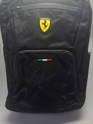 Τσάντα Ferrari καινούργια με λεπτομέρειες carbon fiber και φερμουάρ με λογότυπο