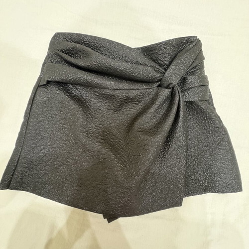 Zara metallic crinkled skirt shorts like new, black, size M