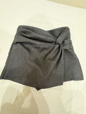 Zara metallic crinkled skirt shorts like new, black, size M