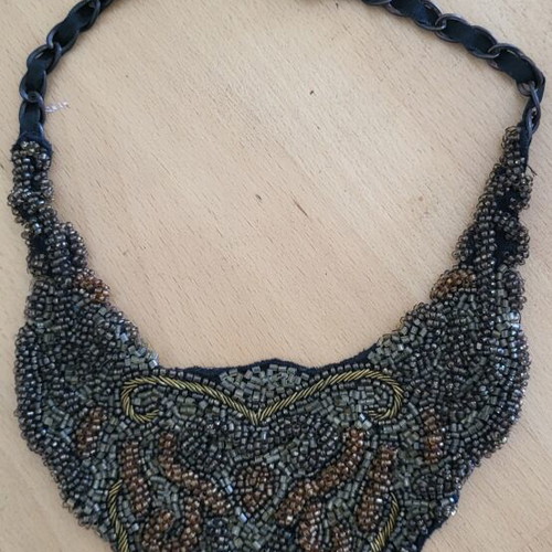 Beaded necklace like new, black and gold