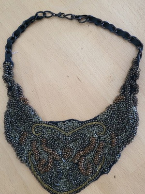 Beaded necklace like new, black and gold