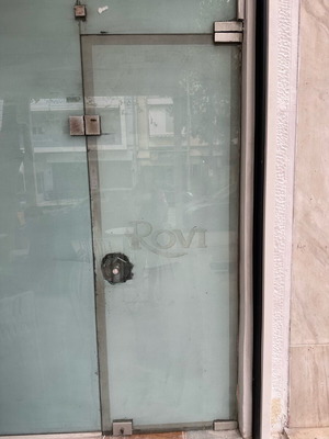 Γυάλινη πόρτα καταστήματος σαν καινούργια, διαστάσεις 220x80 εκ
