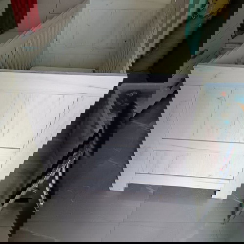 Κούνια κρεβάτι με συρταριέρα σαν καινούργιο, με στρώμα