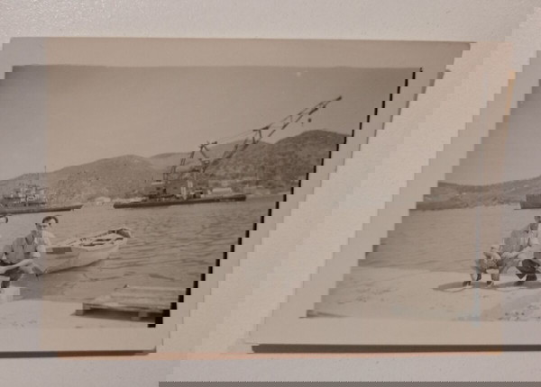 Μικρή, παλιά, ασπρόμαυρη φωτογραφία, άγνωστο το μέρος και η χρονολογία.