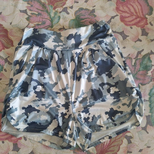Sports shorts leggings like new with pockets and elastic waist, small-medium