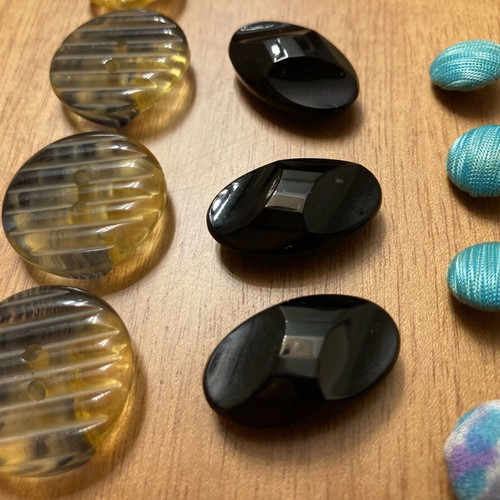 18 vintage buttons from 80s and 90s