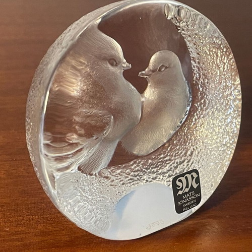 Collectible crystal paperweight Mats Jonasson Sweden "Turtle Doves" like new