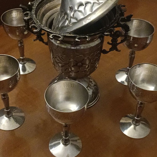 Vintage silver-plated container set with 6 glasses like new, decorative and collectible