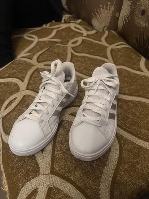 Adidas women's white athletic shoes size 37 like new