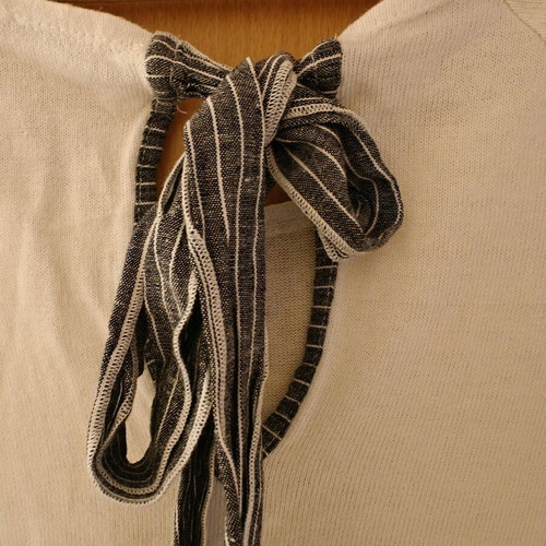 Regalinas blouse white like new with bow details on sleeves