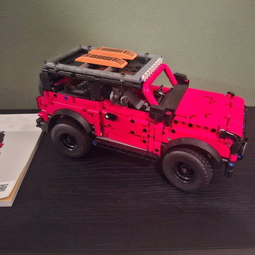 Lego Technic Ford Bronco like new, 943 pieces for ages 9+
