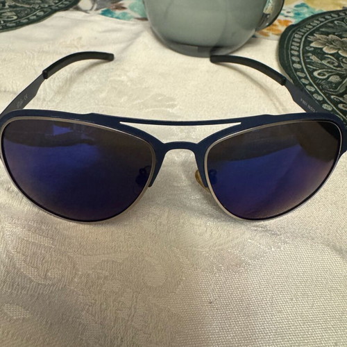 Aviator sunglasses like new with blue mirror and case