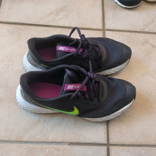 Nike running sneakers used, black with colorful logo, size 39