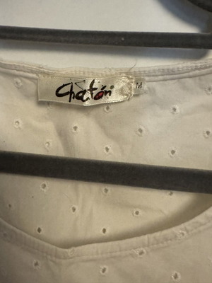 Chaton white sleeveless perforated top like new, size M