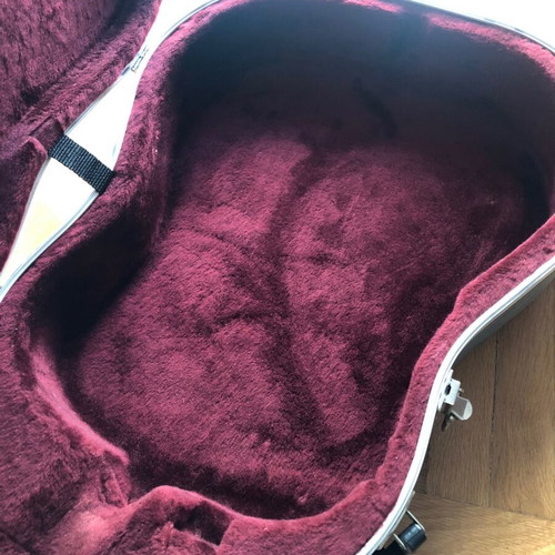 Acoustic guitar case like new with velvet lining and handle
