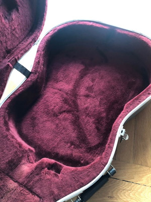 Acoustic guitar case like new with velvet lining and handle