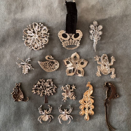 Vintage pins set of 14 like new, gold and silver colors