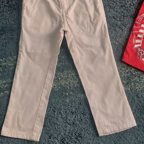 Tommy Hilfiger pants and Mayoral shorts for a 2-year-old boy, both together for 9 euros