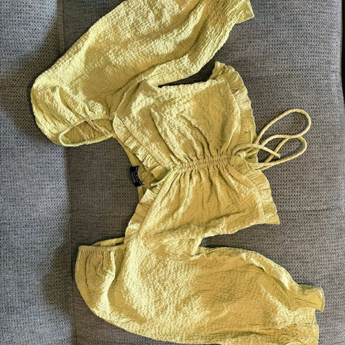 Bershka light green top with puff sleeves and zipper, new size M