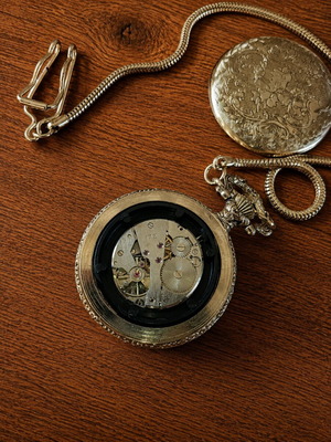 Opicin 17 Jewels Mechanic pocket watch like new, gold color