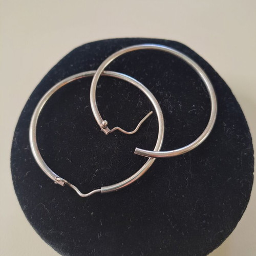 Steel hoop earrings like new, 4.5cm diameter, silver color